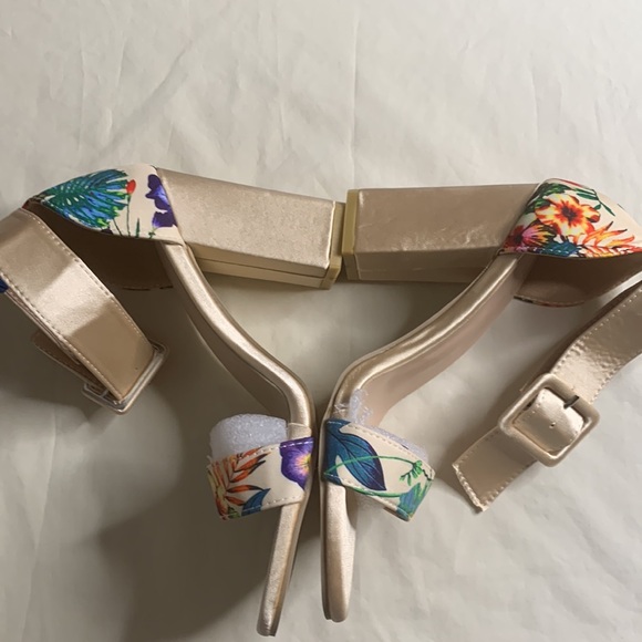 Multiple Colors Sandals size 36 eur size - Picture 3 of 7